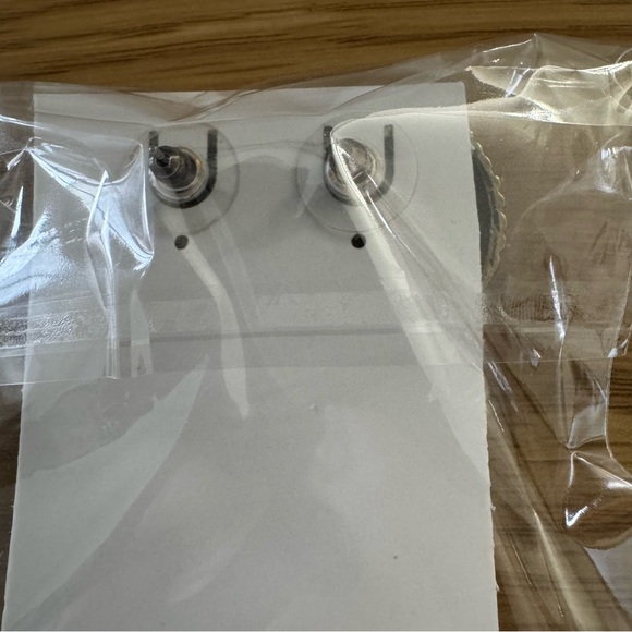 Gold Shell Earrings - Picture 4 of 4